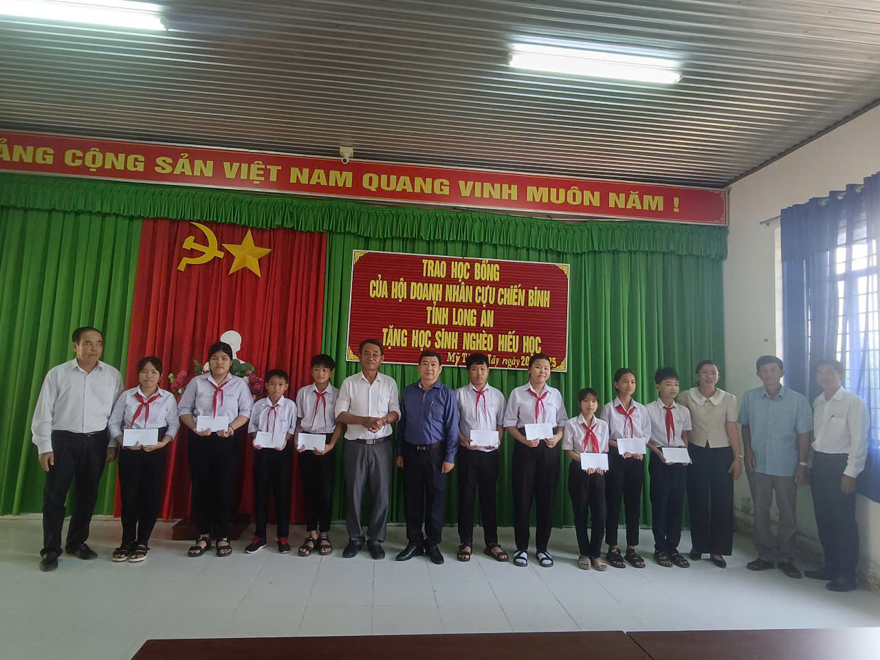 Lâm Đồng và Long An trao tặng sổ tiết kiệm và 40 suất học bổng cho học sinh hiếu học 1