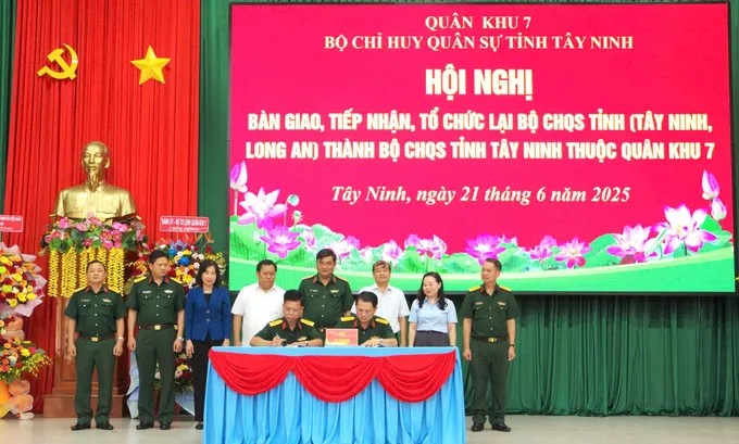 Hợp nhất Bộ CHQS tỉnh Tây Ninh và Long An: Xây dựng khu vực phòng thủ tỉnh mạnh toàn diện 2 z6750366901650