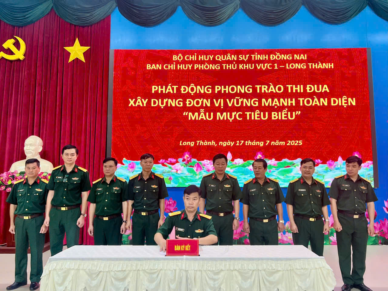 BAN CHỈ HUY PHÒNG THỦ 1 – LONG THÀNH TỔ CHỨC PHÁT ĐỘNG THỰC HIỆN ĐỢT THI ĐUA ĐỘT KÍCH XÂY DỰNG ĐƠN VỊ VMTD “MẪU MỰC TIÊU BIỂU” 1 1 1