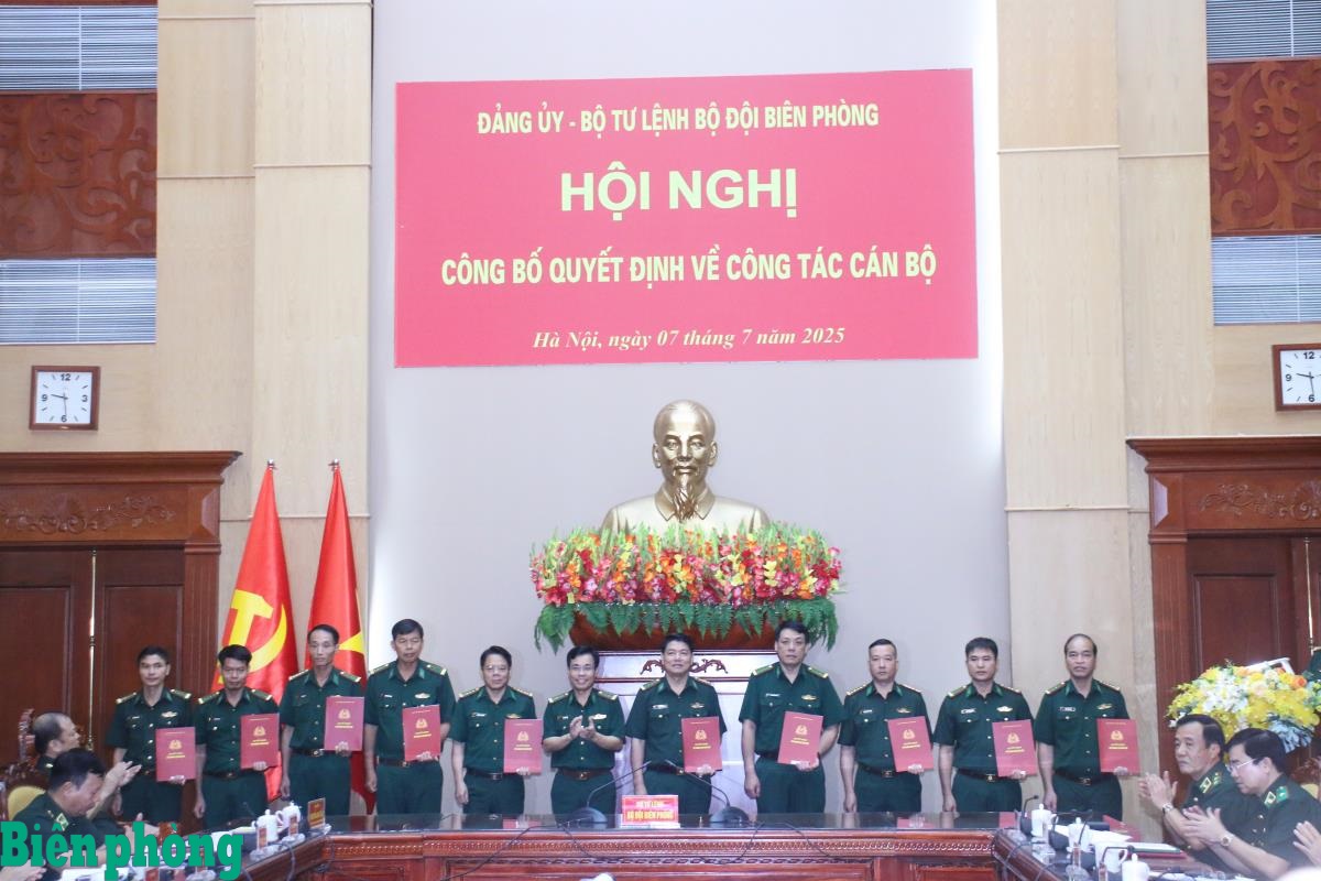 Đảng ủy, Bộ Tư lệnh BĐBP công bố và trao quyết định về công tác cán bộ 4 250114455am 618114230aman