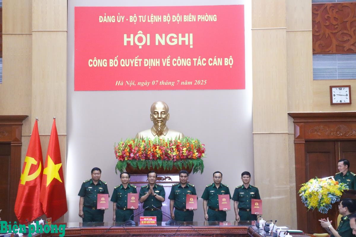 Đảng ủy, Bộ Tư lệnh BĐBP công bố và trao quyết định về công tác cán bộ 1 255113156am 989113152ama1