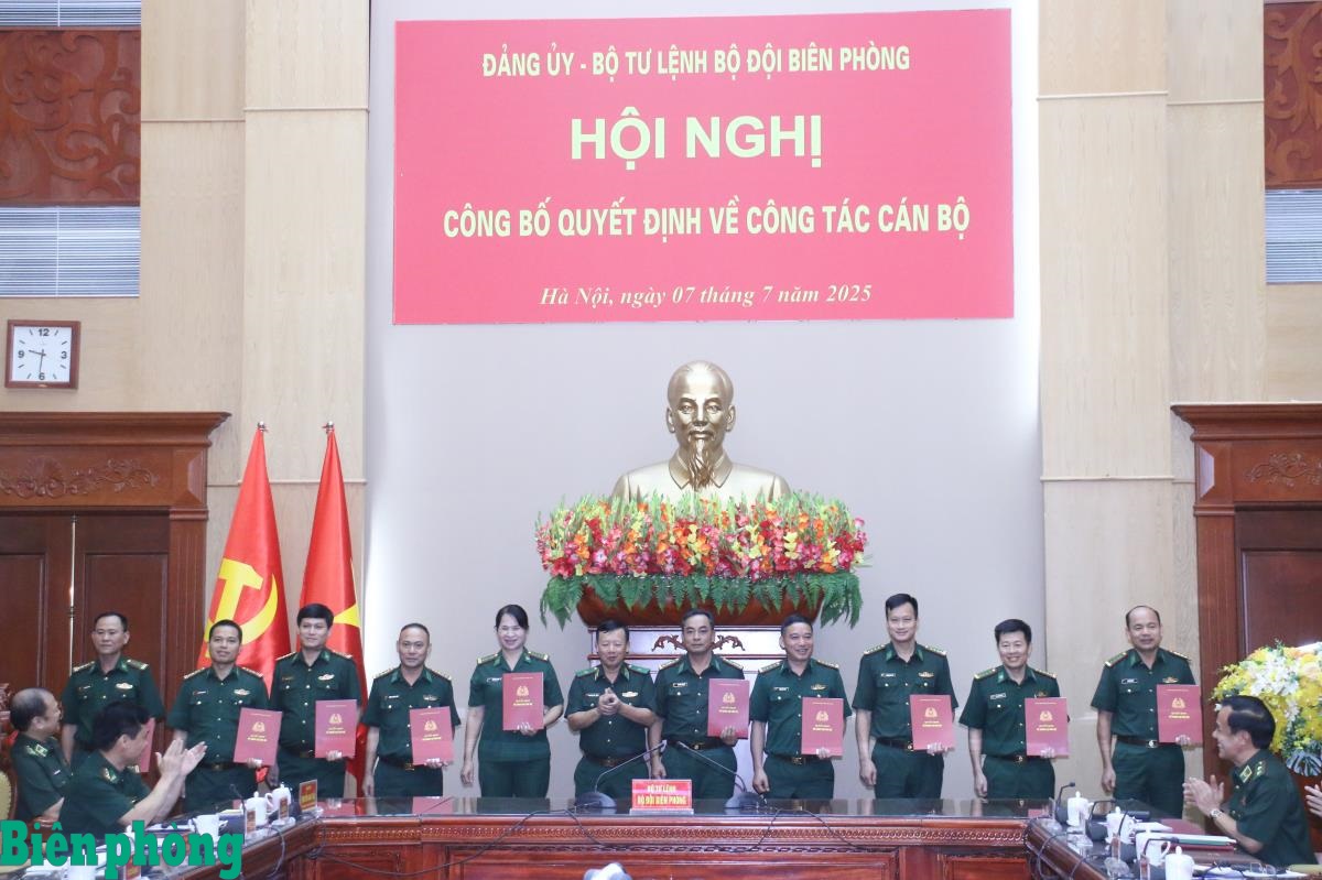Đảng ủy, Bộ Tư lệnh BĐBP công bố và trao quyết định về công tác cán bộ 5 56114524am 67114521ama6