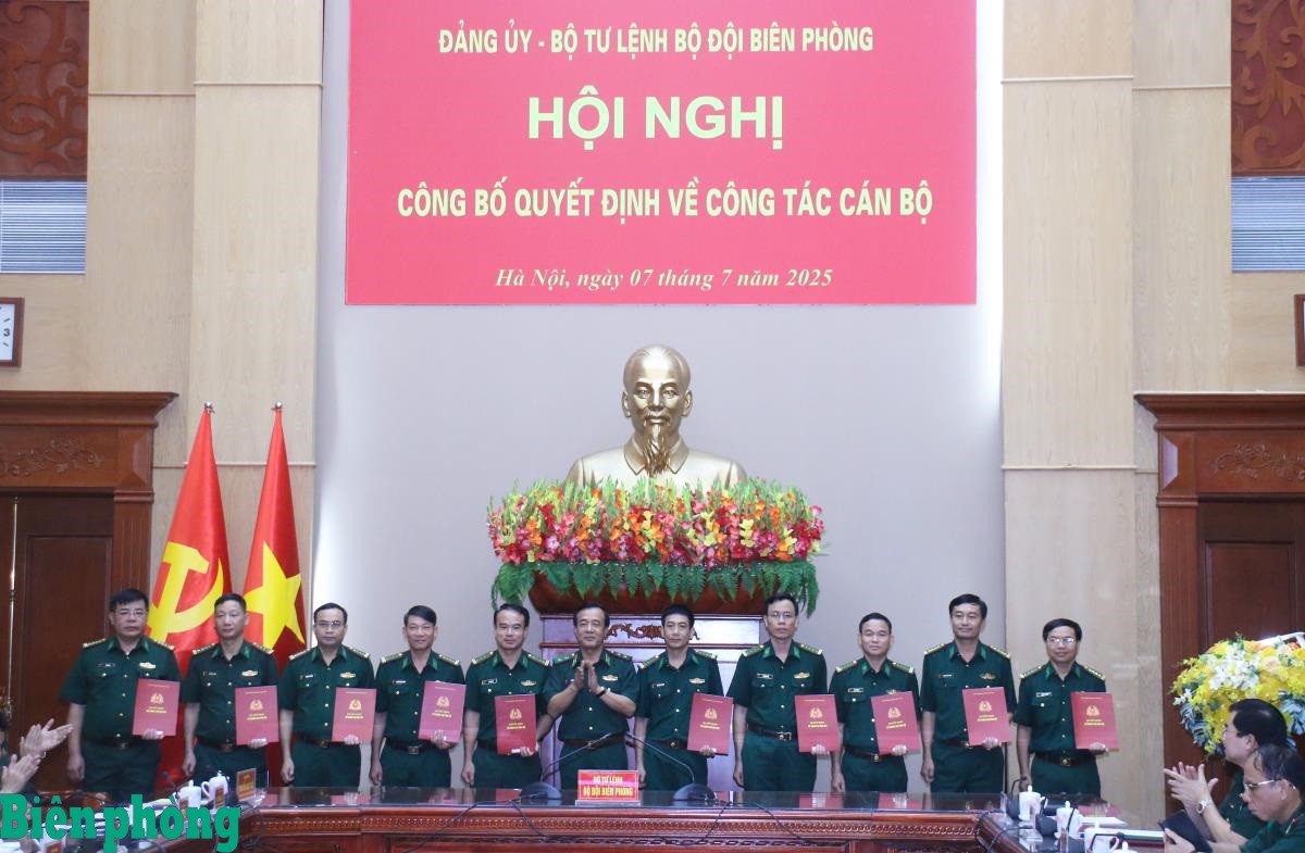 Đảng ủy, Bộ Tư lệnh BĐBP công bố và trao quyết định về công tác cán bộ 3 652113940am 430113936ama3