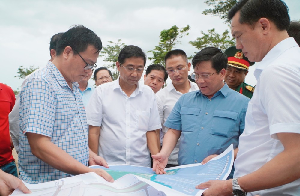 Chủ tịch An Giang kiểm tra tiến độ loạt dự án lớn phục vụ APEC 2027 1 Chu tich UBND tinh An Giang de nghi som trien khai cac khu tai dinh cu trong khi cho tai dinh cu phai co chinh sach ho tro cho nguoi dan. Anh Nguyen Anh