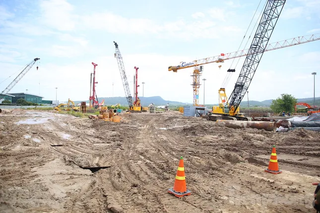 Chủ tịch An Giang kiểm tra tiến độ loạt dự án lớn phục vụ APEC 2027 2 May moc dang duoc huy dong de thi cong du an mo rong Cang hang khong quoc te Phu Quoc