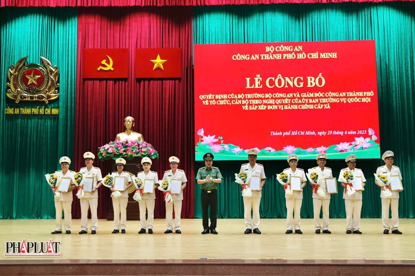 cong bo quyet dinh cua bo truong bo cong an va giam doc cong an tp hcm ve to chuc bo may va cong tac can bo 1 9536 6065.jpg