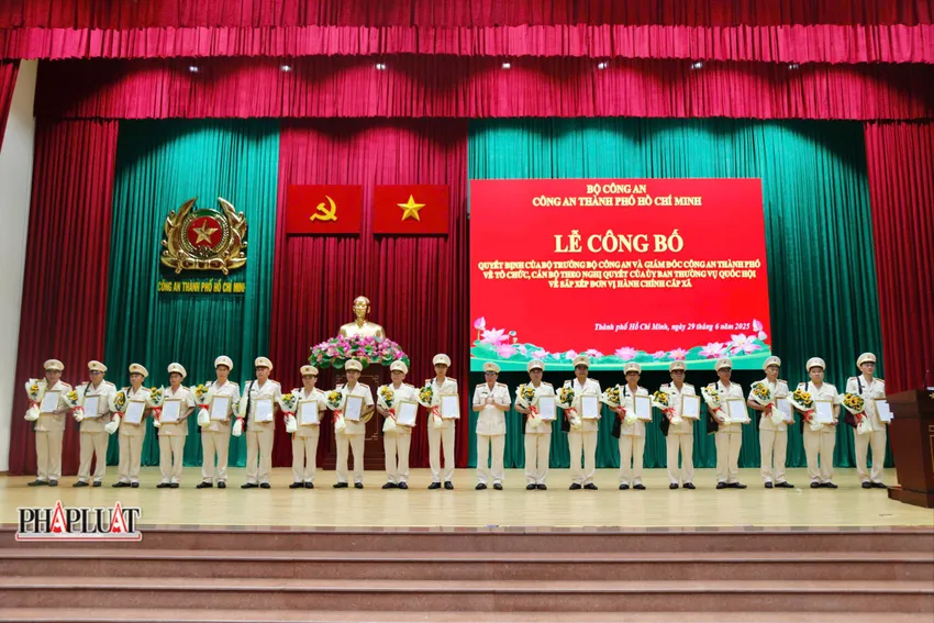 cong bo quyet dinh cua bo truong bo cong an va giam doc cong an tp hcm ve to chuc bo may va cong tac can bo 6 8765 6040.jpg