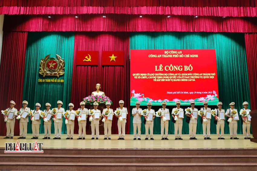 cong bo quyet dinh cua bo truong bo cong an va giam doc cong an tp hcm ve to chuc bo may va cong tac can bo 7 505 2389.jpg