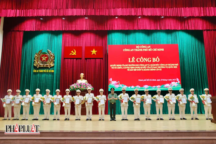 cong bo quyet dinh cua bo truong bo cong an va giam doc cong an tp hcm ve to chuc bo may va cong tac can bo 9 930 4706.jpg