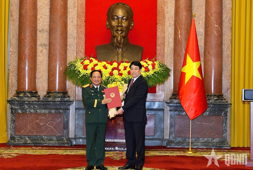 Chủ tịch nước trao Quyết định thăng quân hàm; cấp bậc hàm Đại tướng, Thượng tướng đối với các đồng chí sĩ quan Quân đội nhân dân và Công an nhân dân 1 gen h phong quan ham 1