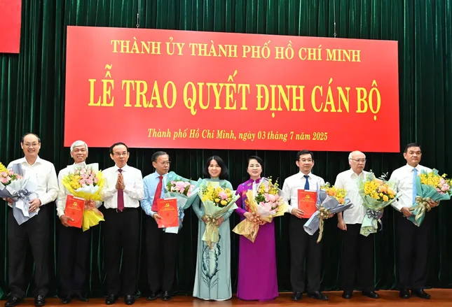Trao quyết định của Bộ Chính trị, Ban Bí thư tại TPHCM 3 img 7512 3947 2643jpeg 6597 710.jpg