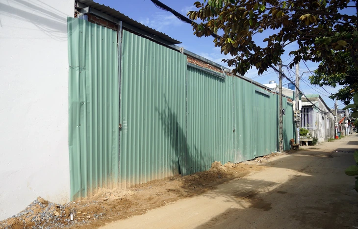 Chủ tịch UBND TP.HCM chỉ đạo xử lý nghiêm vụ ‘xây dựng trái phép tại phường Phước Thắng’ 2 mot nha quay ton kin bung voi khoa ben ngoai 17521510337241386085050