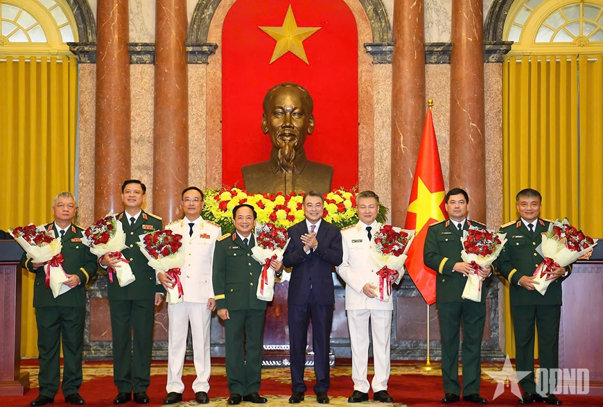 Chủ tịch nước trao Quyết định thăng quân hàm; cấp bậc hàm Đại tướng, Thượng tướng đối với các đồng chí sĩ quan Quân đội nhân dân và Công an nhân dân 11 z6801950035082 ba5de67a0d23b142bdcc4bdbe312e5ce