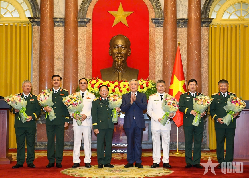 Chủ tịch nước trao Quyết định thăng quân hàm; cấp bậc hàm Đại tướng, Thượng tướng đối với các đồng chí sĩ quan Quân đội nhân dân và Công an nhân dân 12 z6801950035084 4a83671dad329583a85ba0ecb031bbbc