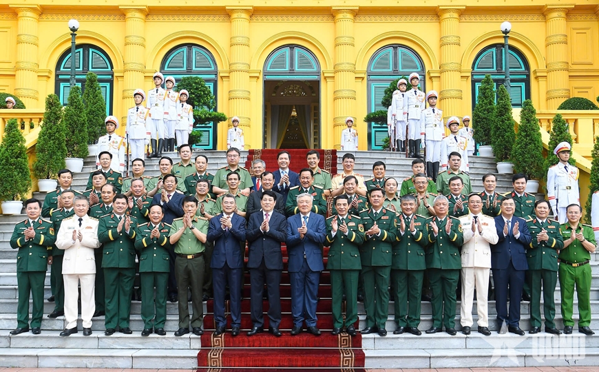 Chủ tịch nước trao Quyết định thăng quân hàm; cấp bậc hàm Đại tướng, Thượng tướng đối với các đồng chí sĩ quan Quân đội nhân dân và Công an nhân dân 15 z6801950051553 c8df68da33eddd4827c22f1462104eb0