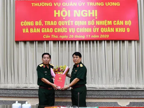 Trao quyết định bổ nhiệm cán bộ, bàn giao chức vụ Chính uỷ Quân khu 9