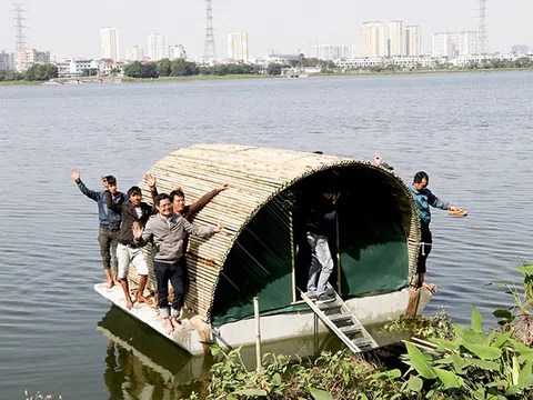 Nhà bê tông chống lũ chứa 4 tấn hàng nổi trên mặt nước