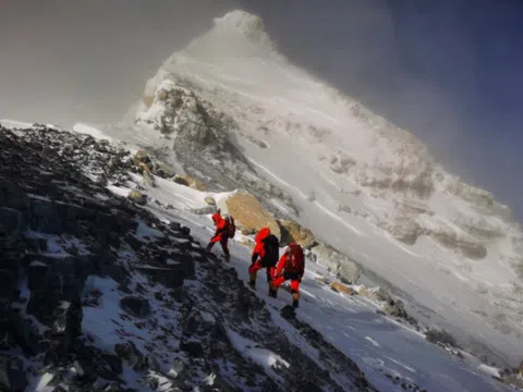 Trung Quốc - Nepal kết thúc nhiều năm tranh cãi, đỉnh Everest 'cao thêm' gần 1m