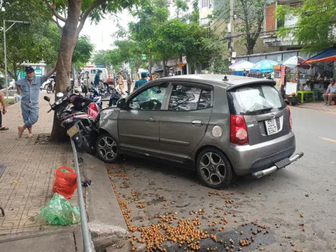 Ô tô lao vào xe máy gây tai nạn liên hoàn, hai cô gái bị thương