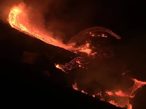 Núi lửa Hawaii lại phun trào, hàng trăm người dân "nín thở" chờ di tản