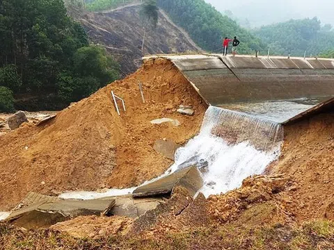 Kênh thủy lợi 4.300 tỷ mới sử dụng đã bị đứt gãy, vỡ khoảng 50m