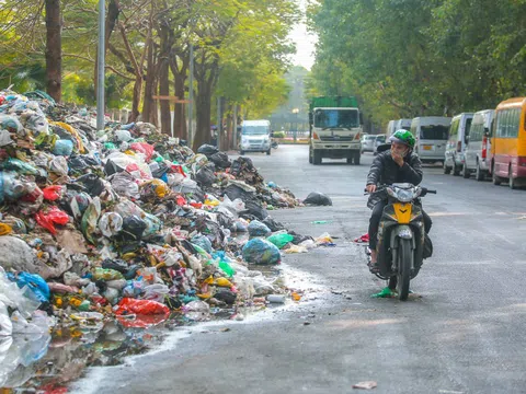 CLIP: Rác thải lại chất đống, bốc mùi trên nhiều tuyến phố Hà Nội