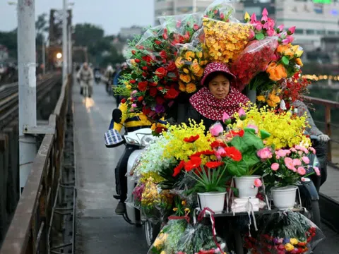 24h qua ảnh: Người bán hoa giả đạp xe trên cầu Long Biên