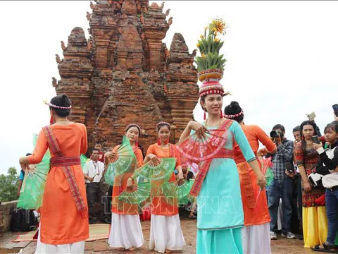 Bảo tồn, phát huy bản sắc văn hóa dân tộc gắn với phát triển du lịch bền vững