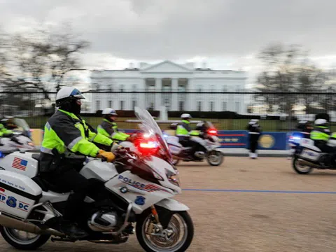 Người phụ nữ U70 mang súng áp sát Nhà Trắng, nói 'muốn gửi thư cho ông Biden'