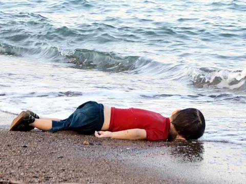 Giáo hoàng Francis gặp cha của cậu bé chết đuối Alan Kurdi