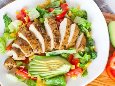 Món ngon cuối tuần: Cách làm salad bơ ức gà giúp đẹp da, thon dáng