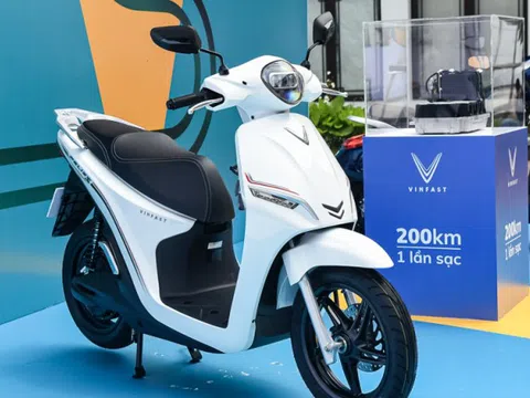 Nên lựa chọn xe máy VinFast Feliz S hay Yamaha Janus trong thời điểm giá xăng bất ổn?