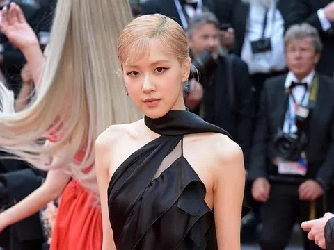 Rosé (BlackPink) gây chú ý với váy hở lưng trên thảm đỏ Cannes 2023