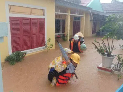 Quảng Bình: Hình ảnh đẹp của người công nhân điện lực cứu người trong mưa lũ