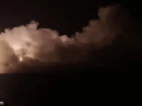 Clip: "Thần pháo" M142 HIMARS và ASTROS II phóng “mưa tên lửa” sáng rực trời Syria