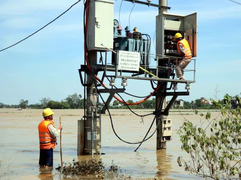 Bão số 8 khả năng suy yếu khi vào đất liền