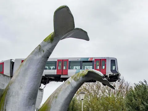 Tượng đuôi cá voi khổng lồ cứu tàu metro khỏi lao xuống nước