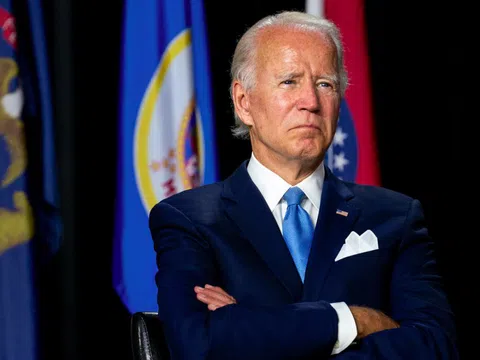 Vì sao ông Joe Biden luôn dùng khăn bỏ túi sáng màu?