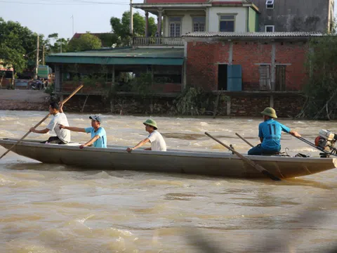 Những người hùng chân đất cứu hàng trăm người trong lũ dữ