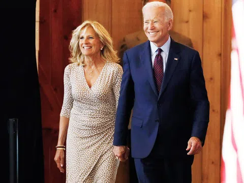 Vợ chồng ông Joe Biden diện đồ ăn ý khi ở bên nhau