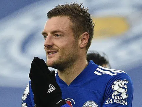 Vardy đưa Leicester lên đầu bảng Premier League