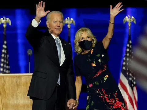 Bà Jill Biden giúp váy 5.690 USD cháy hàng