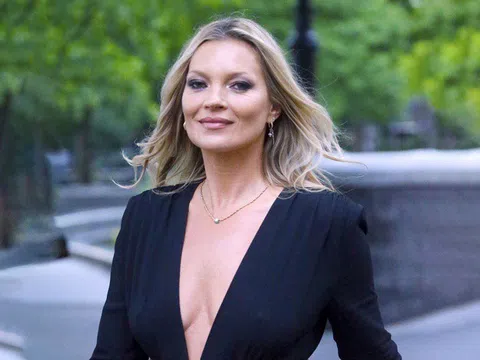 Kate Moss phủ nhận đính hôn với bạn trai kém 12 tuổi