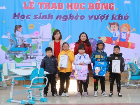 BSUC Văn Giang trao học bổng cho học sinh nghèo vượt khó