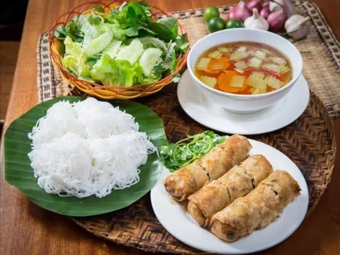 Bún Chả Sinh Từ ở Hà Nội “cháy hàng” vì lượng khách mua về quá đông.