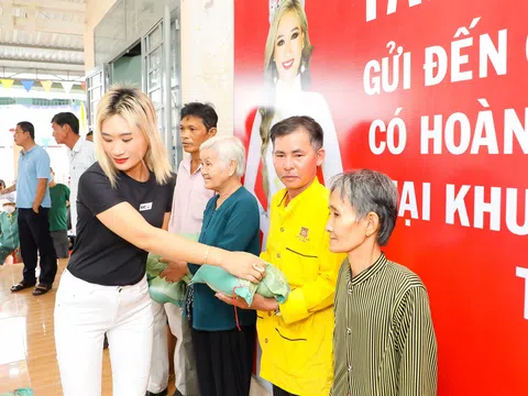 Hoa hậu Trịnh Lan Trinh trao quà hỗ trợ những hoàn cảnh khó khăn