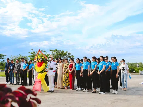 Đoàn Hoa hậu Doanh nhân Biển 2023 dâng hương tượng đài mẹ Việt Nam anh hùng tại Tam Kỳ, Quảng Nam