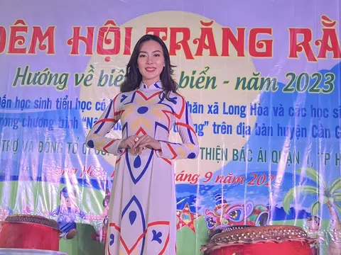 Hoa hậu nhân ái Nguyễn Ngọc Hiếu tặng quà trung thu cho thiếu nhi trong chương trình “Đêm hội trăng rằm hướng về biên giới biển”