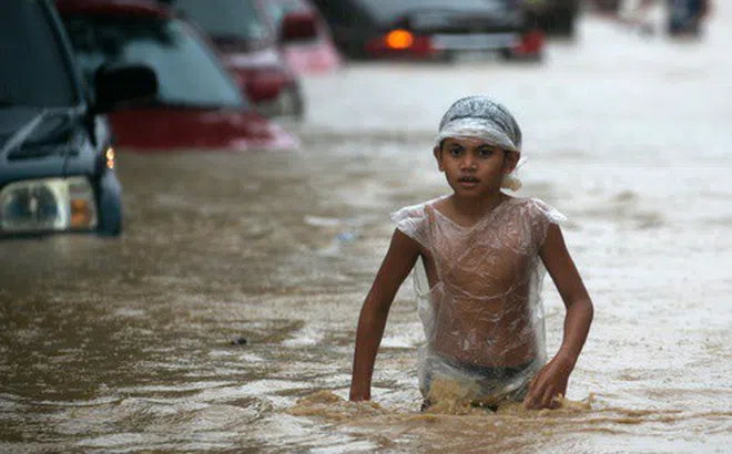 Bão Vamco nhấn chìm vùng thủ đô Philippines, hướng vào Biển Đông