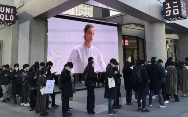 Giới trẻ châu Á chen lấn nhiều giờ để mua đồ Jil Sander